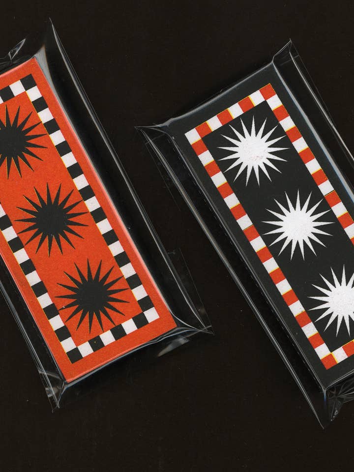 Allumettes imprimées en risographie étoile géométrique pour la vente par Back of Beyond Press