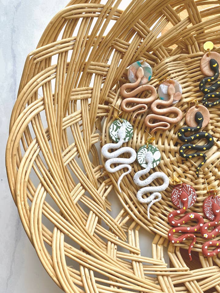 Athena | Boucles d'oreilles serpent serpent en argile polymère pour la vente par Mayari Clay Co.