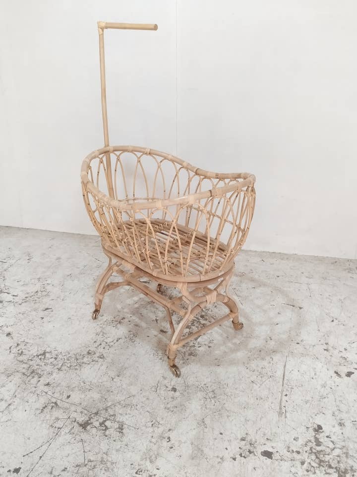 Couffin avec roues BOIS BLANC HOME LTD pour la vente par BOIS BLANC HOME LTD