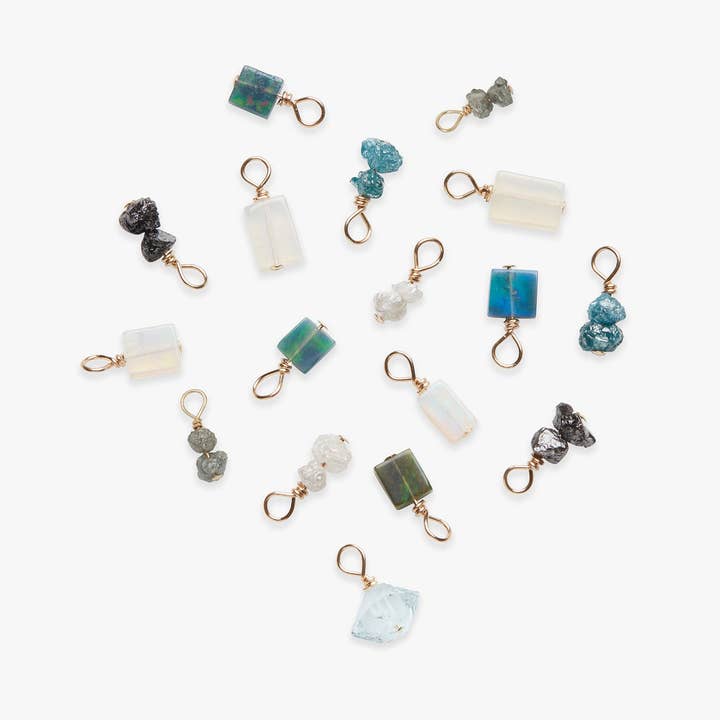 Diamante grezzo aggiunto, opale, ciondolo Herkimer placcato in oro per la vendita all'ingrosso da parte di Koi Atelier