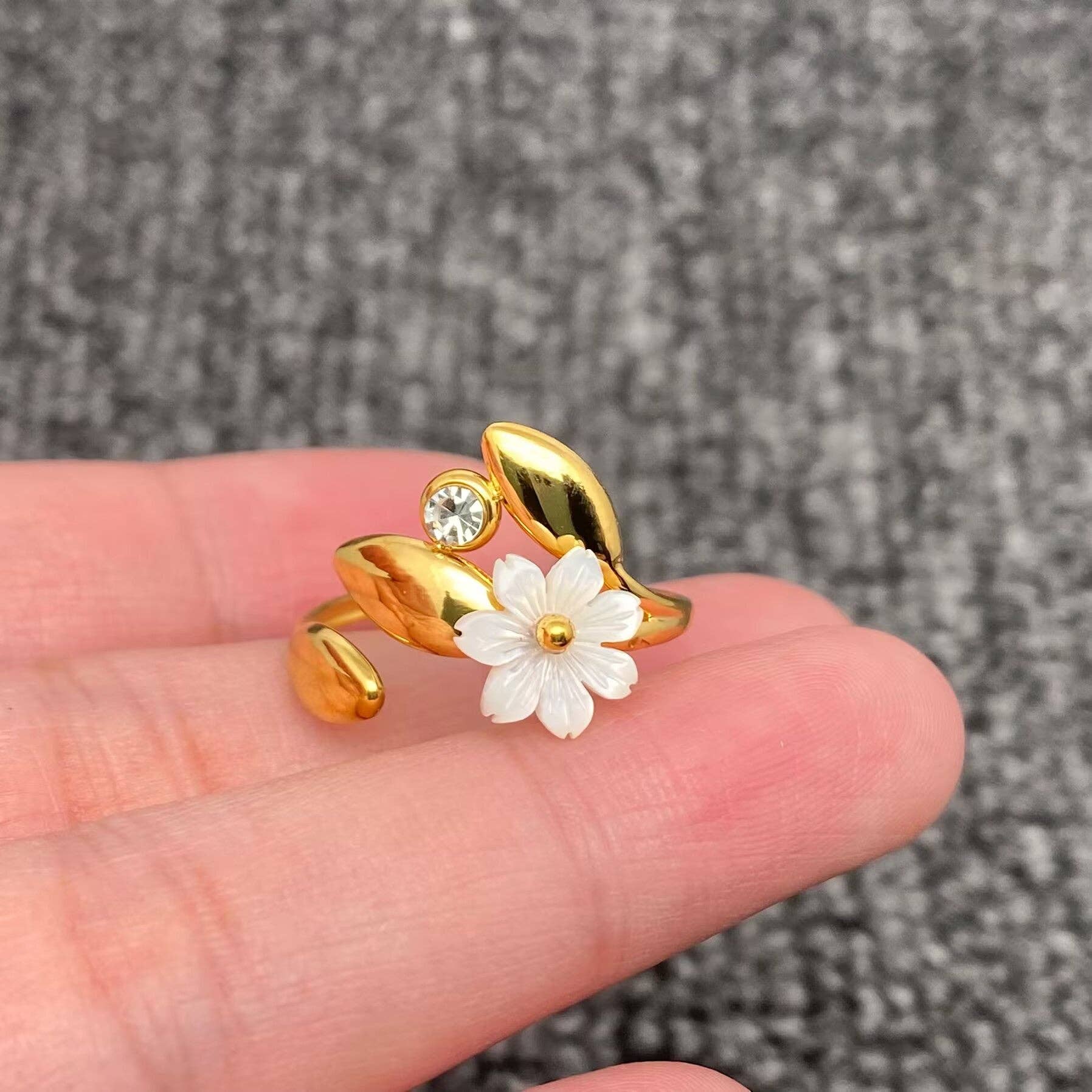 Mio Queena - Wholesale Cocktail/Statement Ring - Shell Flower 18K Gold Plated SS Adjustable Ring - FGS0