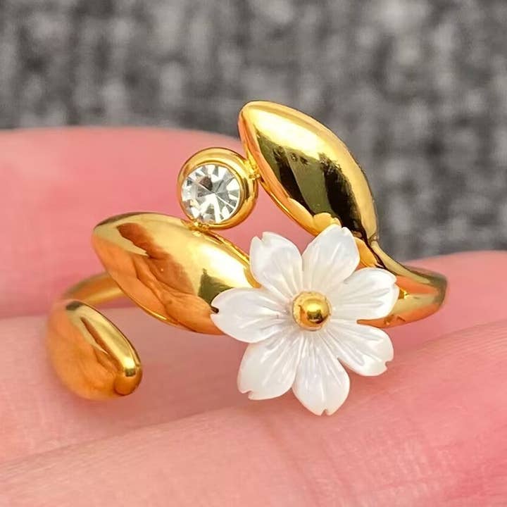 Anello regolabile in acciaio placcato oro 18K con fiore di conchiglia - FGS per la vendita all'ingrosso da parte di Mio Queena