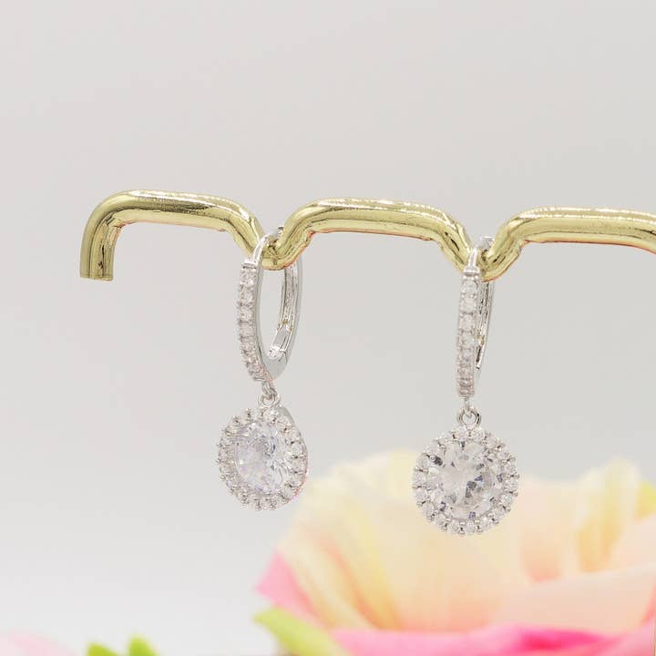 Daemon srls - Vendita all'ingrosso Orecchini pendenti - DELILAH ~ Orecchini mini cerchio con pendente in Zirconia Cubica rotonda