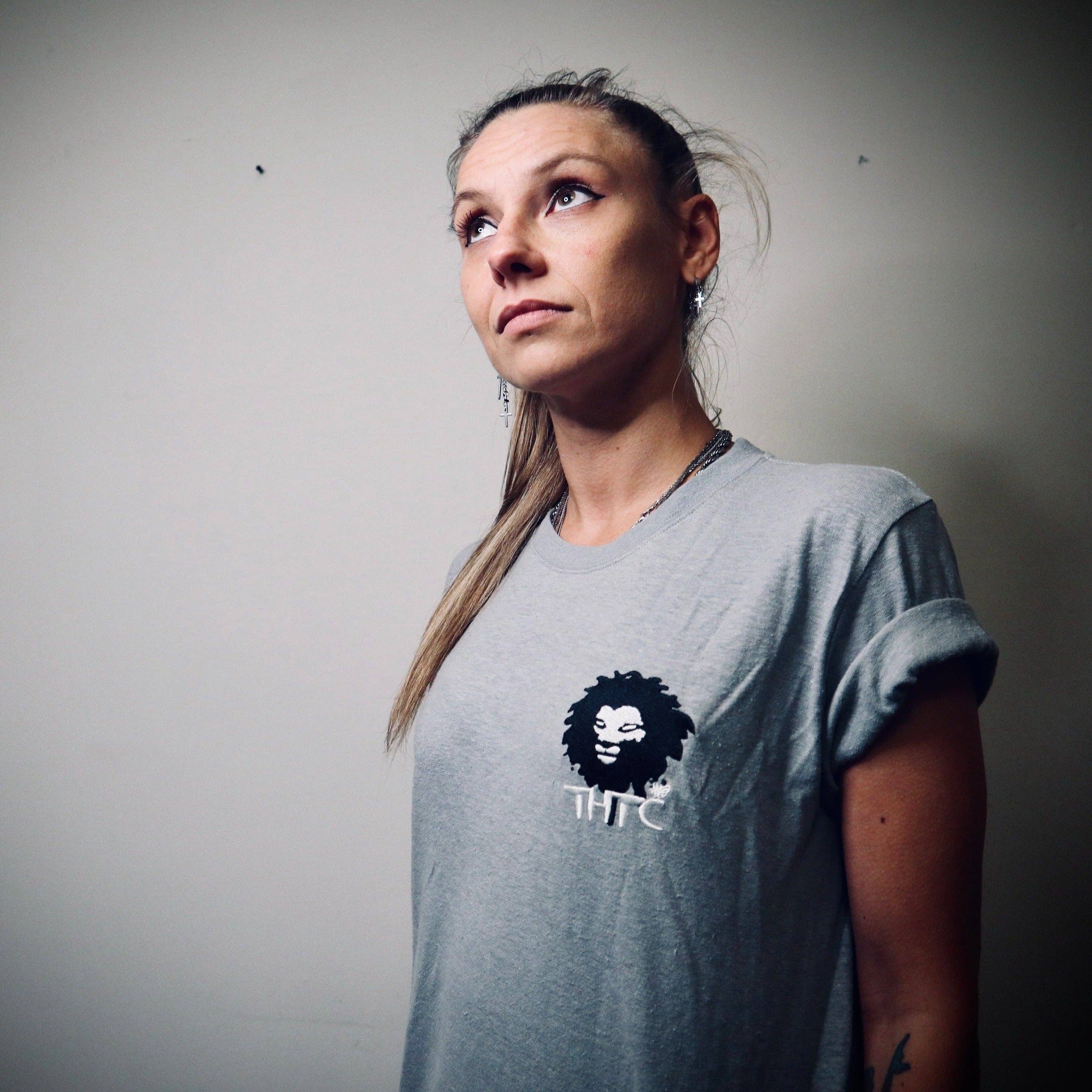 Grigio T-shirt in canapa ricamata Chant Down Babylon (peso premium) in vendita all'ingrosso su Faire3