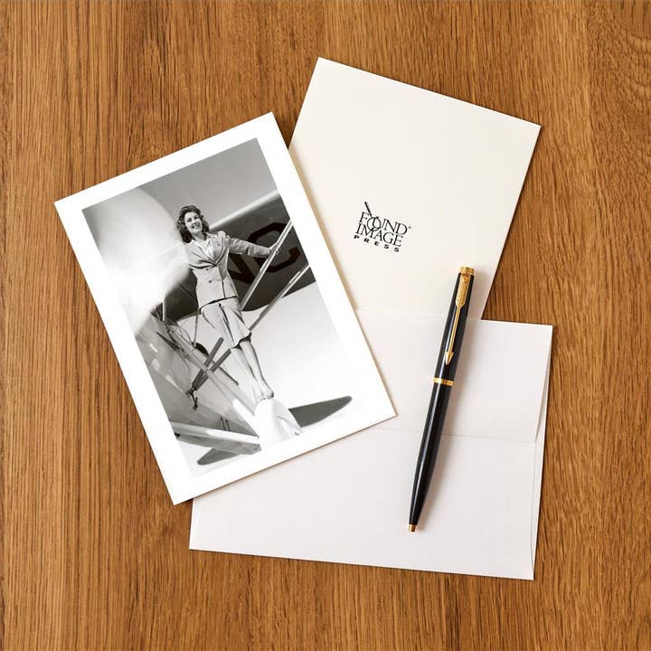 Found Image Press – wholesale Kontorsmateriel/Notecard Set – Gratulationskort AV-150 Flygvärdinna Balancerande på Flygplanshjul1