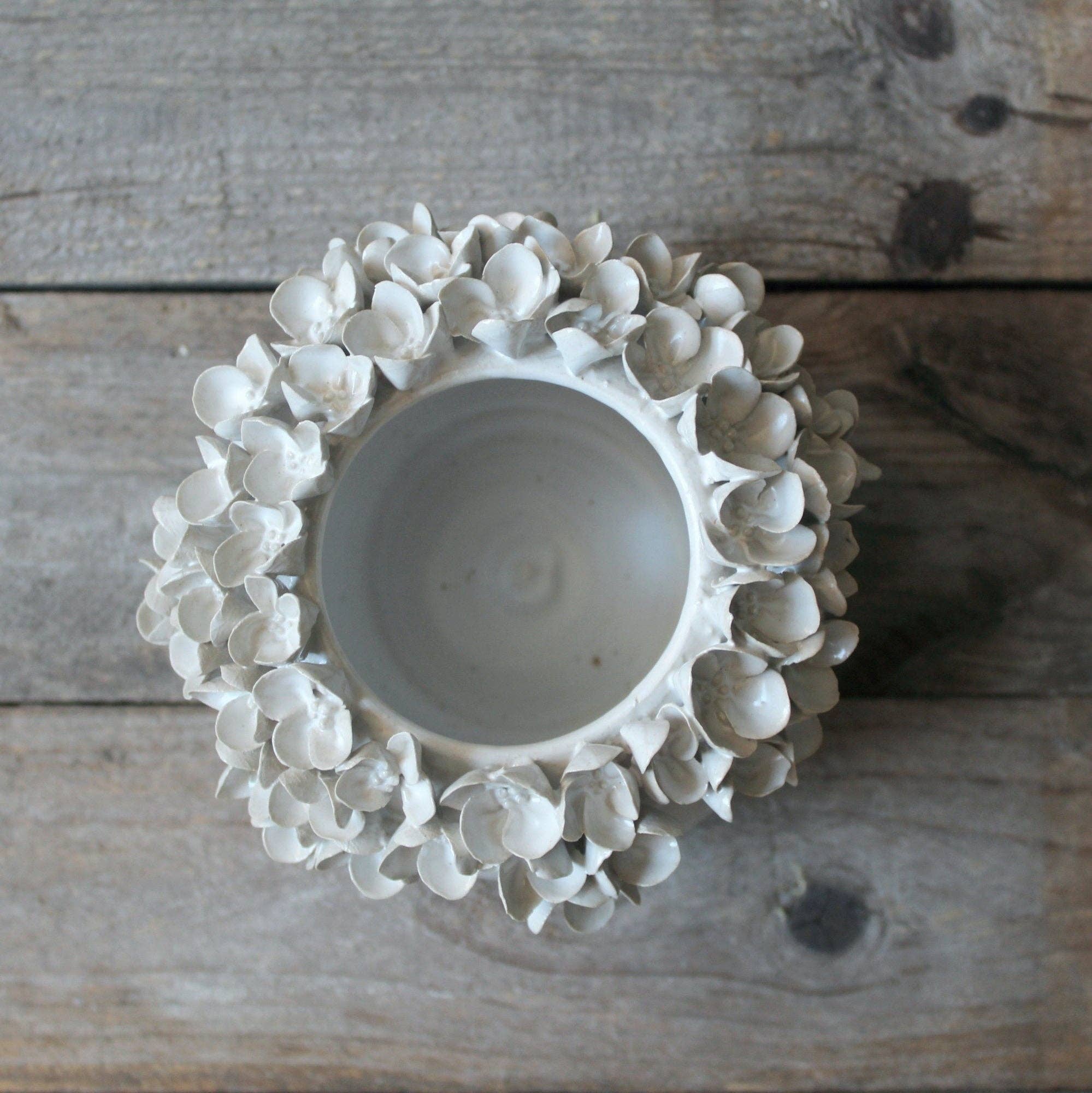 L'Officina – wholesale Vase – Hydrangea - Small white spherical stoneware vase with hydrangea flowers3