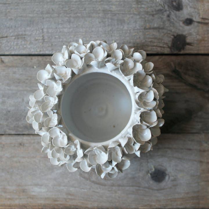 L'Officina – wholesale Vase – Hydrangea - Small white spherical stoneware vase with hydrangea flowers3