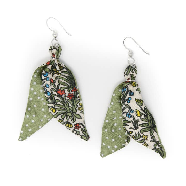 Boucles d'oreilles en soie uniques pour la vente par KEVA