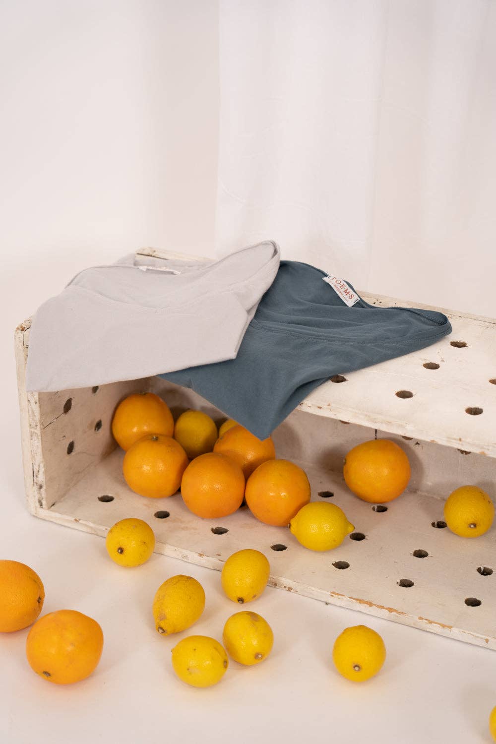 POEMS BCN – Engroshandel T-shirt – til kvinder – TIKEI bomulds T-shirt med V-hals1