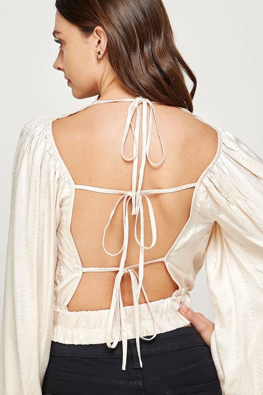 Strut & Bolt – Großhandel Bluse – Damen – Rückenfreie Jacquard-Satinbluse mit offenem Rücken4