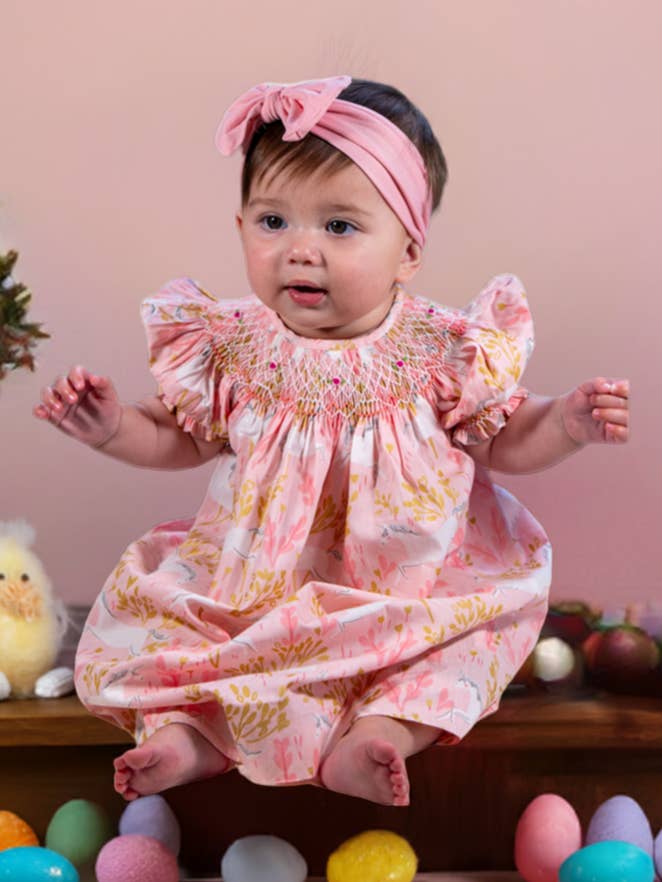 Robe évêque à manches courtes rose géo smockée avec imprimé licorne pour la vente par Hello Bebes!