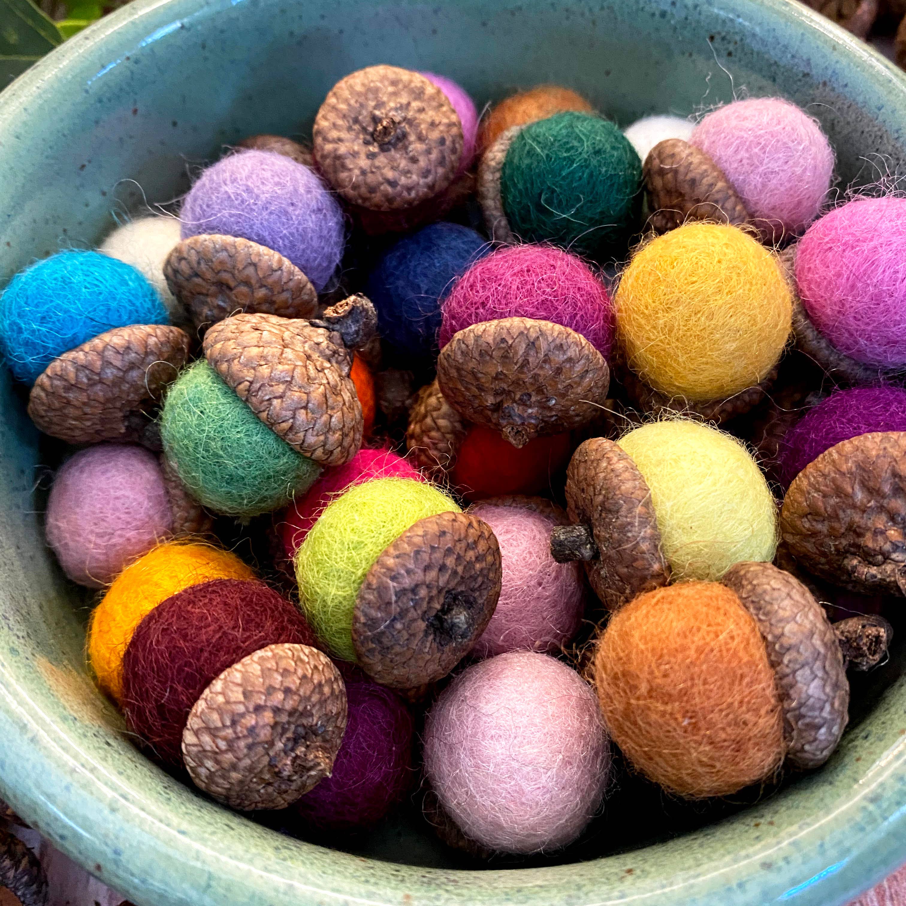 Oakwind Hollow – wholesale Dekorativt bordsobjekt – Set med 8 ekollon av filtull i olika färger - normal storlek3