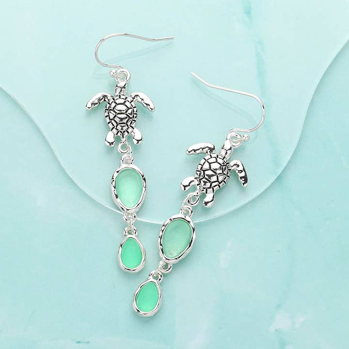 Orecchini pendenti a grappolo con pietre a forma di goccia appuntita e tartaruga marina in metallo antico. per la vendita all'ingrosso da parte di Sensibling Corp.