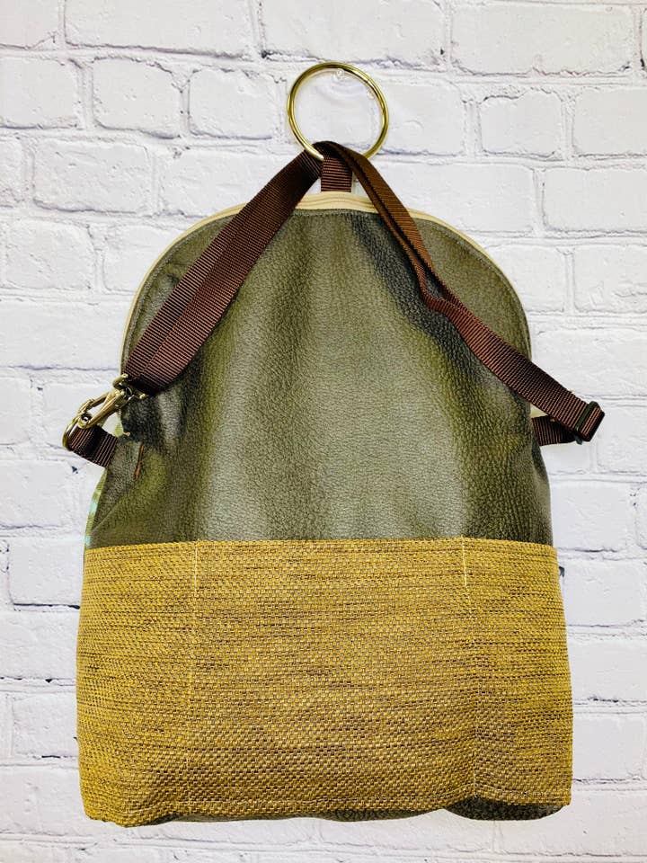 Sac à bandoulière et sac à dos Fun in Brown pour la vente par Kindred Spirit Style