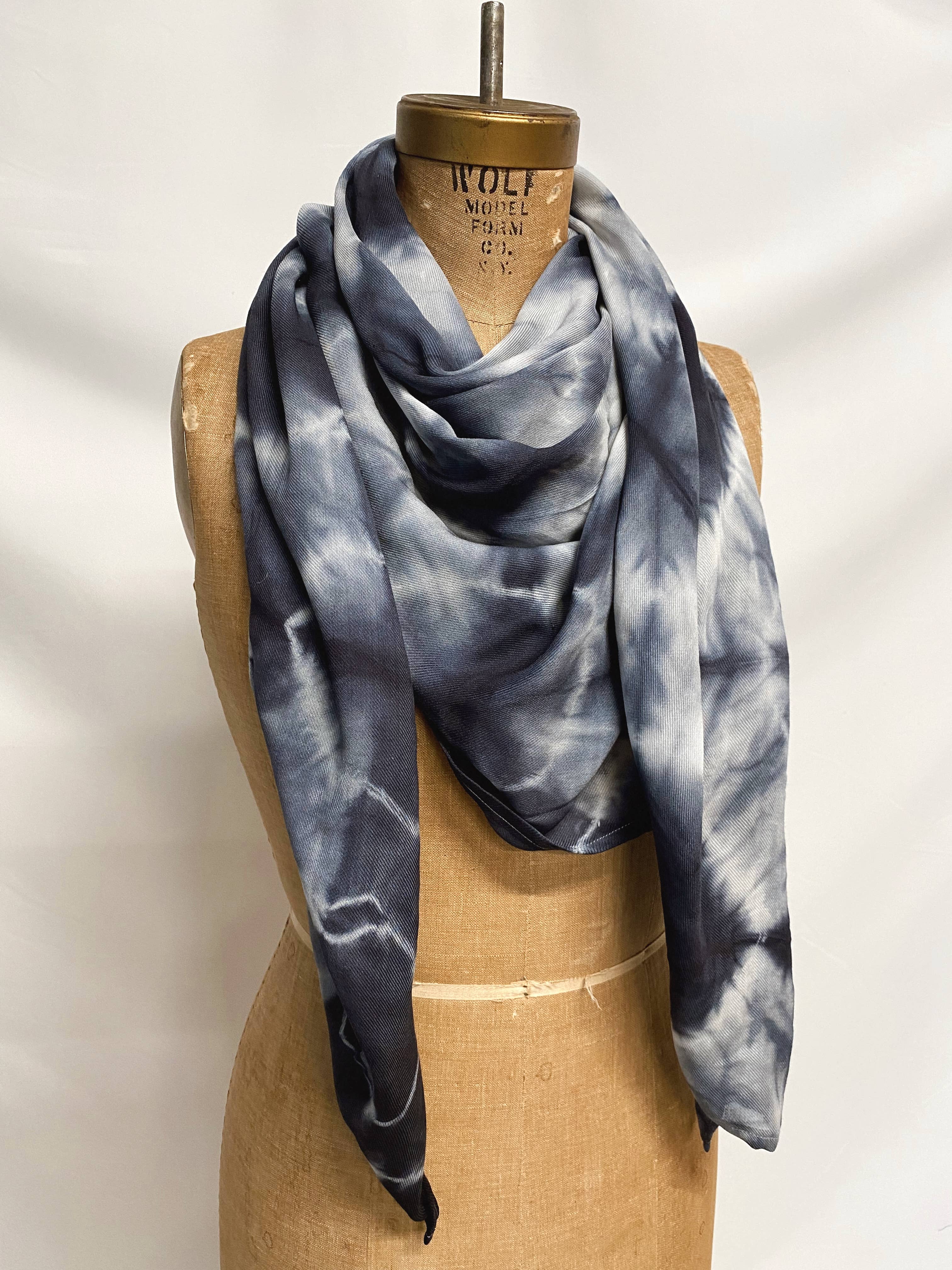 Explore Designs By Emelia Prince Ruyle - Vendita all'ingrosso Sciarpa - Donna - Sciarpa coperta in lana di seta Stellar tinta a mano3