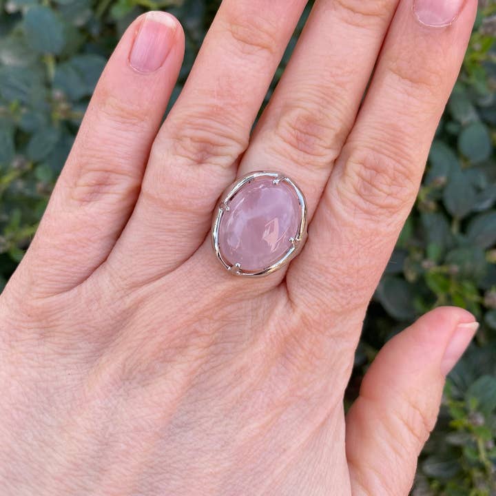 Anello con Quarzo Rosa naturale in forma goccia regolabile per la vendita all'ingrosso da parte di Boutique Bohème
