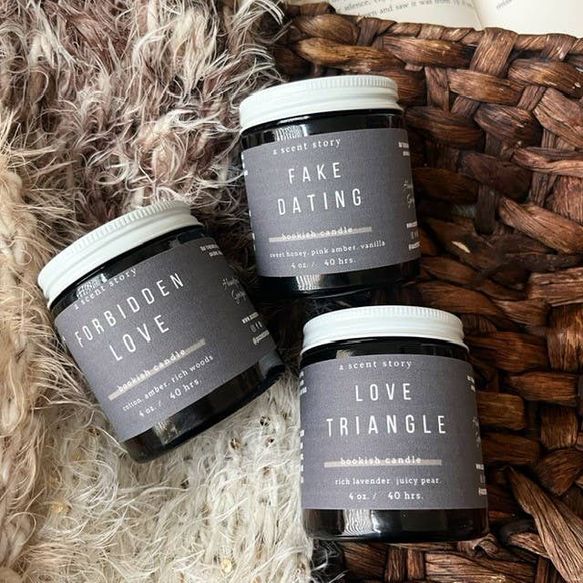 A Scent Story Candle Co – wholesale Burkljus – Kärlekstriangel | Bokljus, Lavendel + Päron, 4 oz