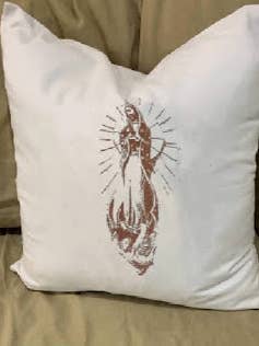 Onze Lieve Vrouw van Gaudeloupe Trad. Kussen met veer inzetstuk voor wholesale door Monique Perry Art