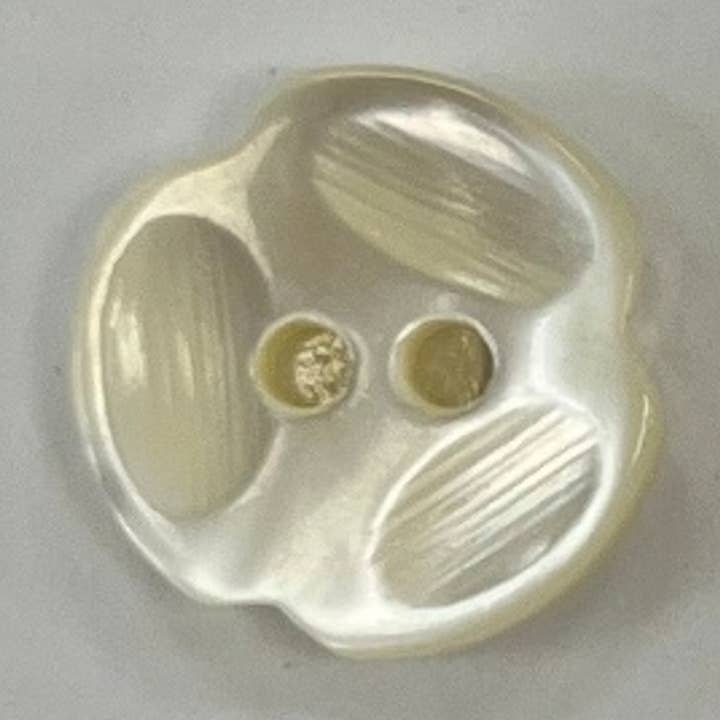 BOTÃO MADREPÉROLA NATURAL FORMA DE FLOR - MODELO 2 por atacado de NEMARK