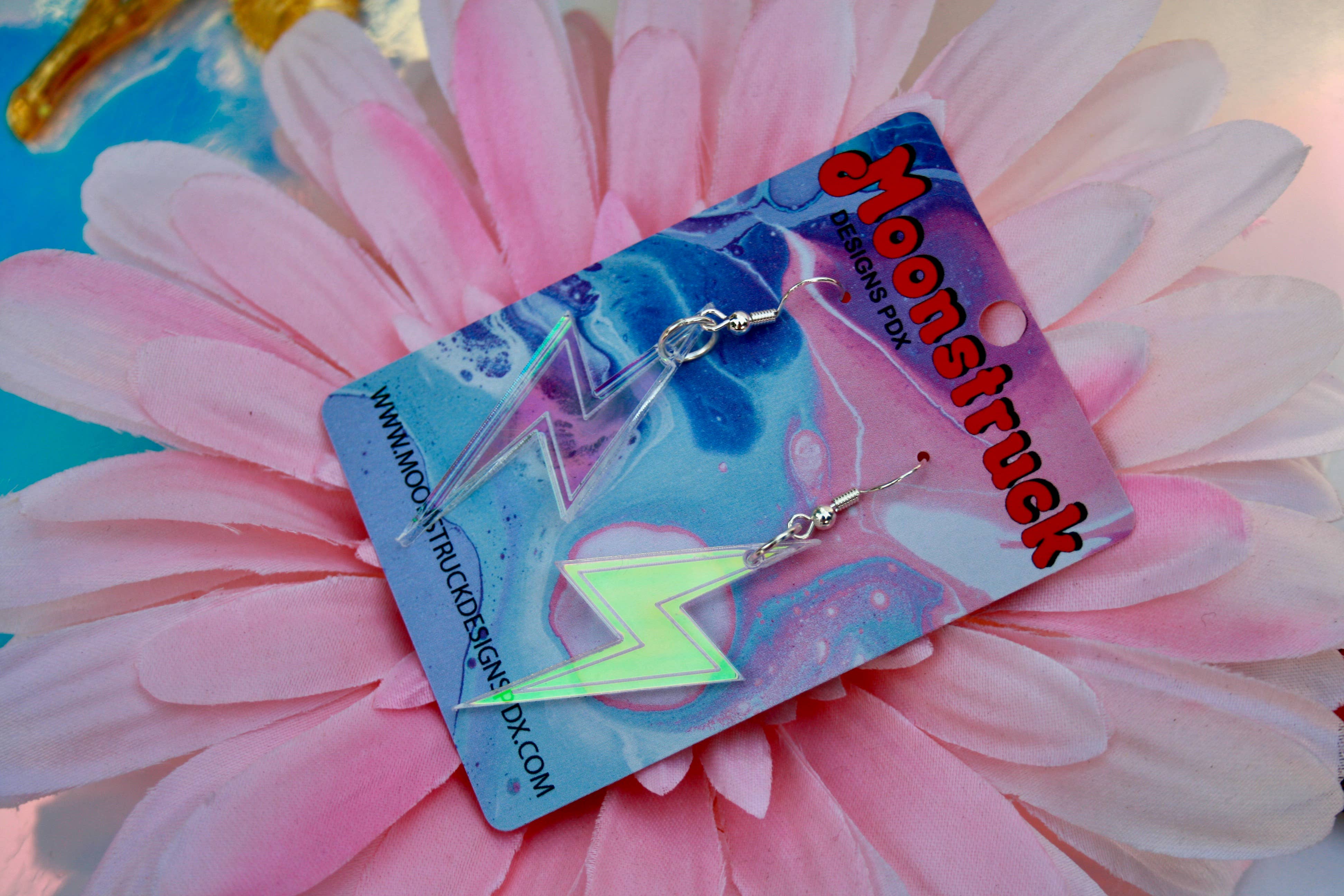 Moonstruck Designs PDX - Vente Boucles d'oreilles pendantes - Boucle d'oreille Lightning Bolt - Holo rose vif irisé8
