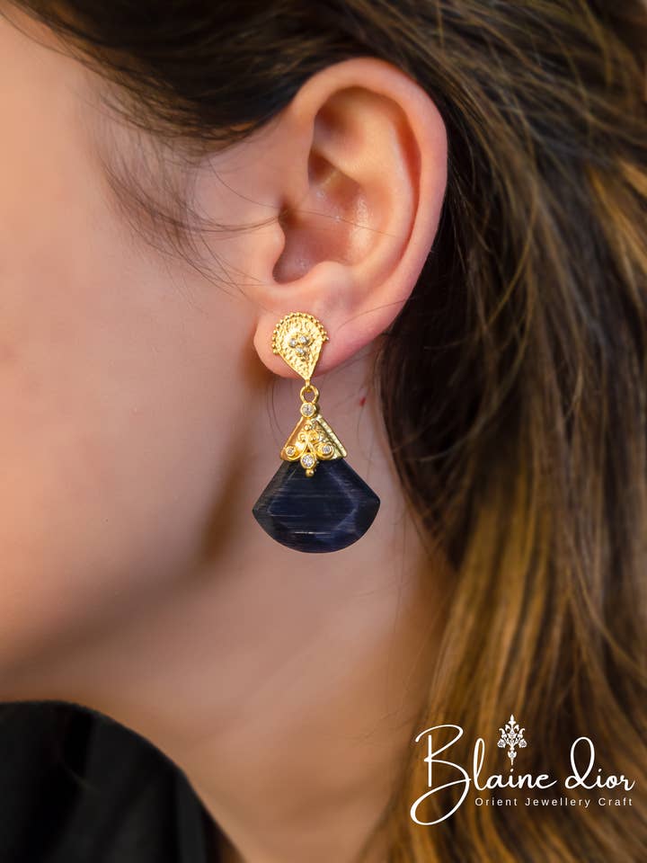 Boucles d'oreilles royales indiennes en or avec œil de chat violet naturel pour la vente par BlaineDor