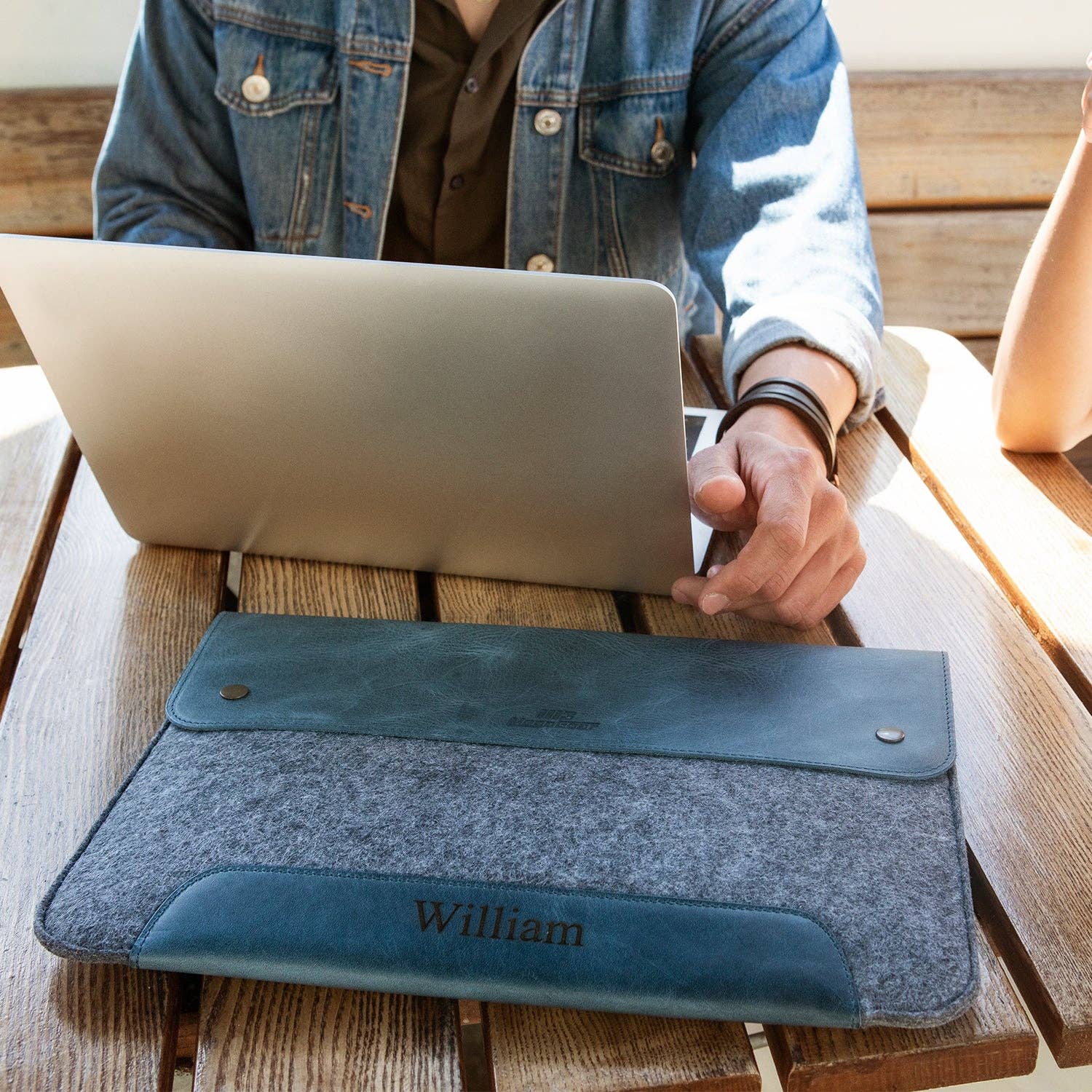 Londo – wholesale Laptop/tablet case – Unisex – MegaGear Fine Leather and Fleece Sleeve Bag for MacBook Pro, MacBook Air and iPad Case12