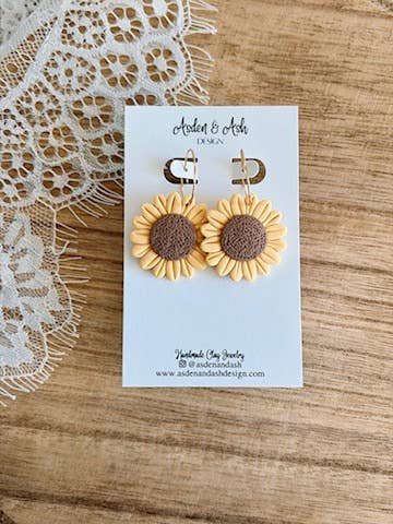Orecchini a cerchio in argilla con girasole, orecchini primaverili in argilla per la vendita all'ingrosso da parte di Asden & Ash Design