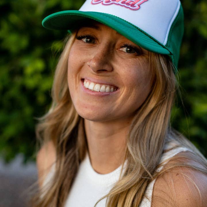 DET ER SEJT AT VÆRE VENLIG - GRØN/HVID (PINK PATCH) for engroshandel hos TATUM THE LABEL