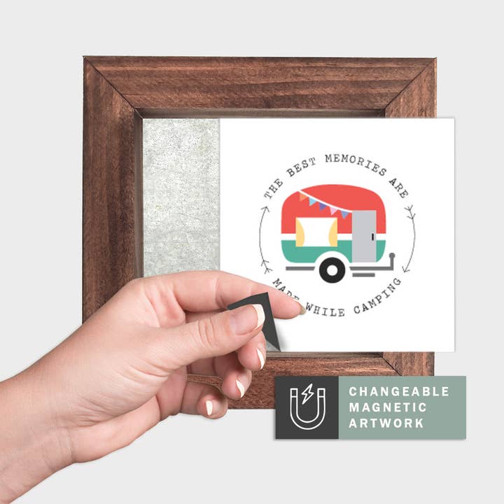 Magnetisk sæsonbestemt dekorindsats til udskifteligt skilt (Mini): Bedste minder camping | Sommer | Magnetisk skiltblank sælges separat for engroshandel hos Simpler Seasons Decor