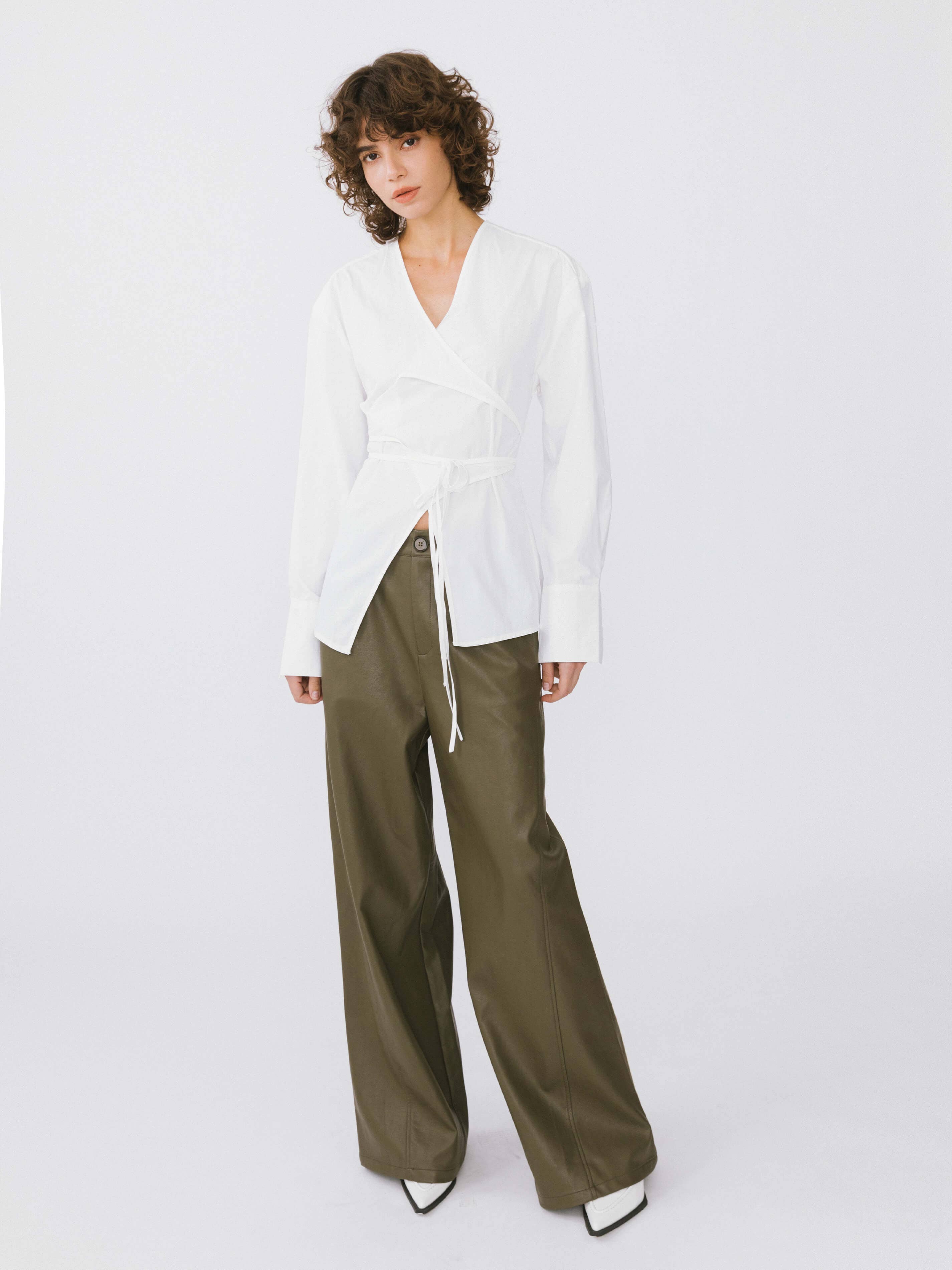 CUBIC – wholesale Blus - Dam – Ljus blus med v-ringning och korslagda lager8