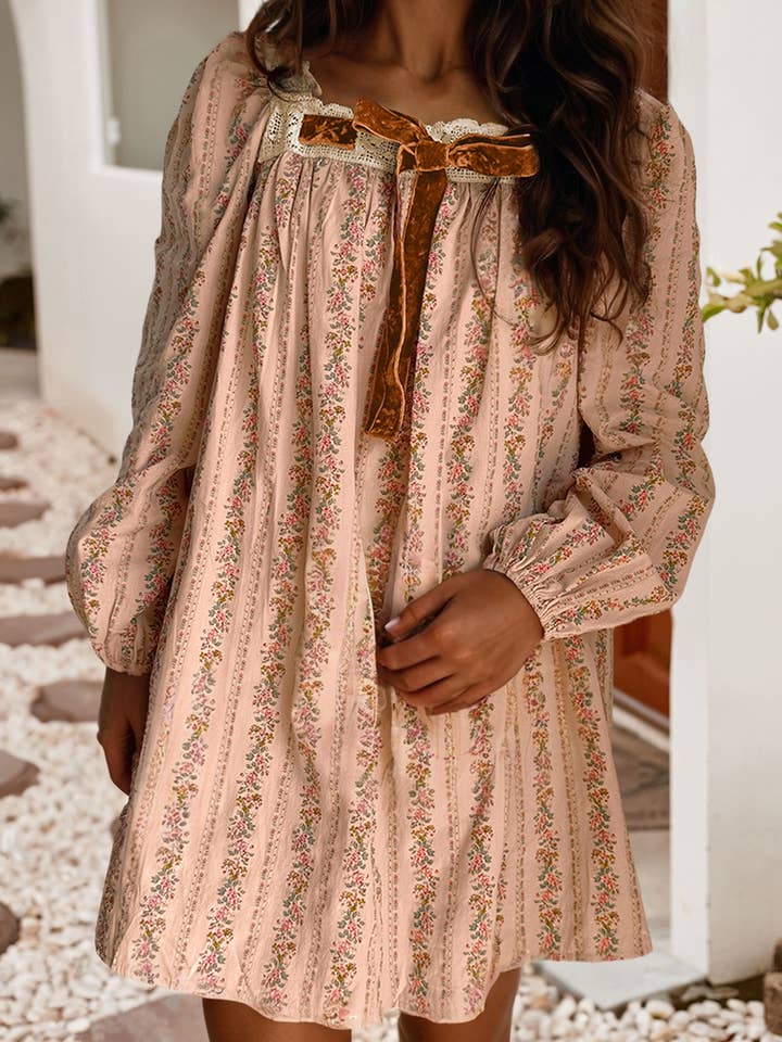 Robe Mini Ample en Velours à Imprimé Floral avec Nœud en Dentelle et Patchwork pour la vente par Little Daisy Closet