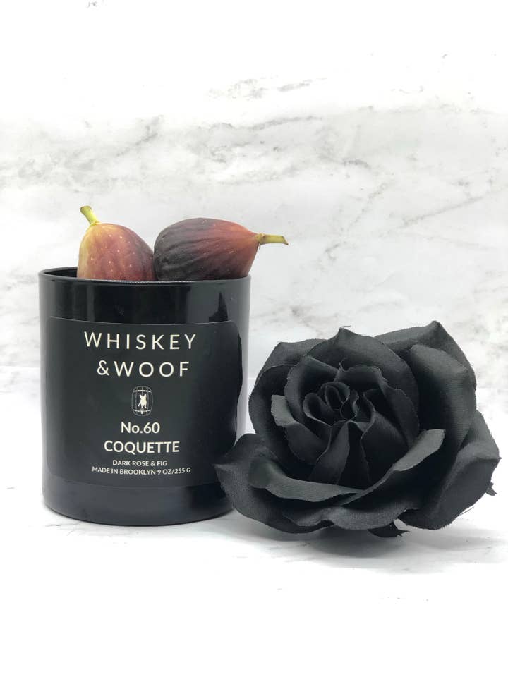 No. 60 Coquette: candela rosa scura e fico per la vendita all'ingrosso da parte di Whiskey & Woof