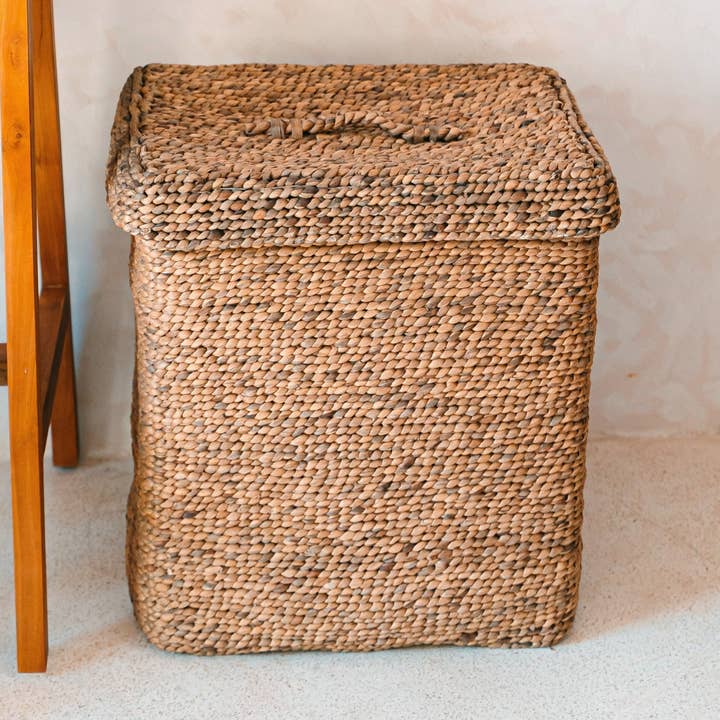 Grande cesta porta biancheria con coperchio in fibra intrecciata decorativa SEMERU per la vendita all'ingrosso da parte di Soeji