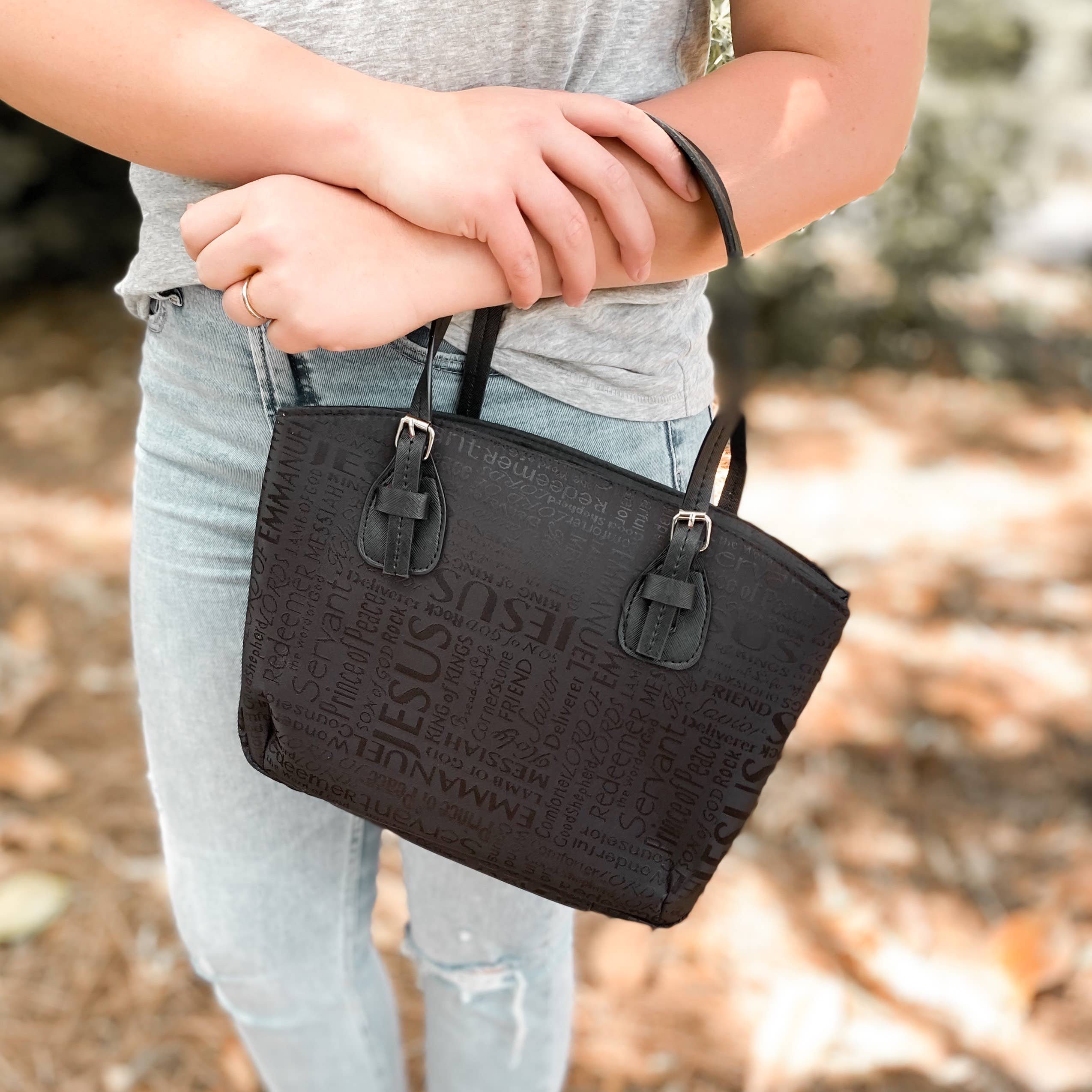 Dicksons - Venta al por mayor Fundas para la Biblia - Dicksons Funda para Biblia grande con diseño White Dove y nombres de Jesús en negro1