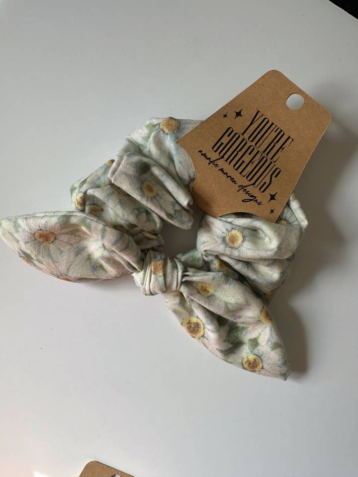 Solbleget marguerit scrunchie med sløjfe, hårelastik for engroshandel hos Amalie Maren Designs