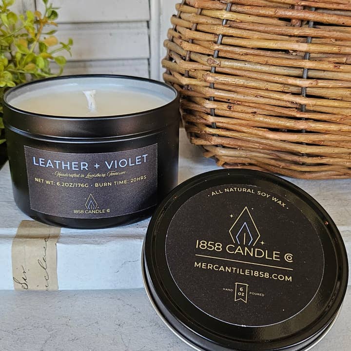 Candela di soia in pelle + viola da 6 once in latta da viaggio per la vendita all'ingrosso da parte di 1858 Candle Co