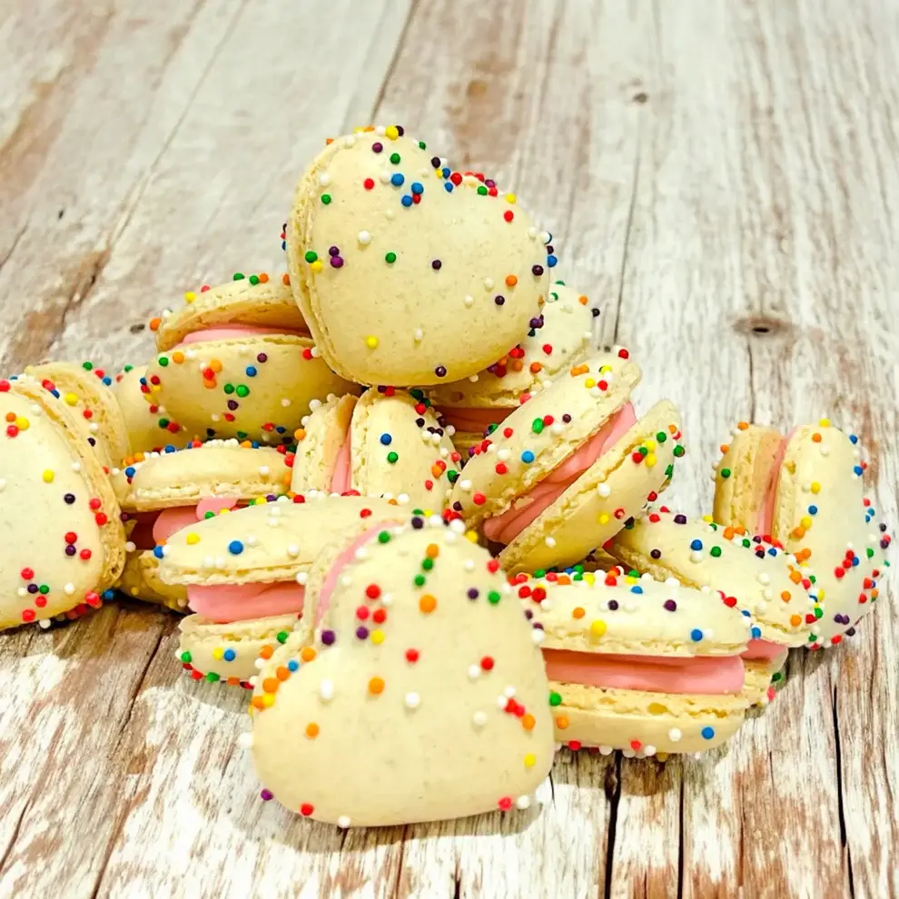 macaron centrale - Wholesale Cookie - Birthday Heart Macarons - Vanilla Flavor0