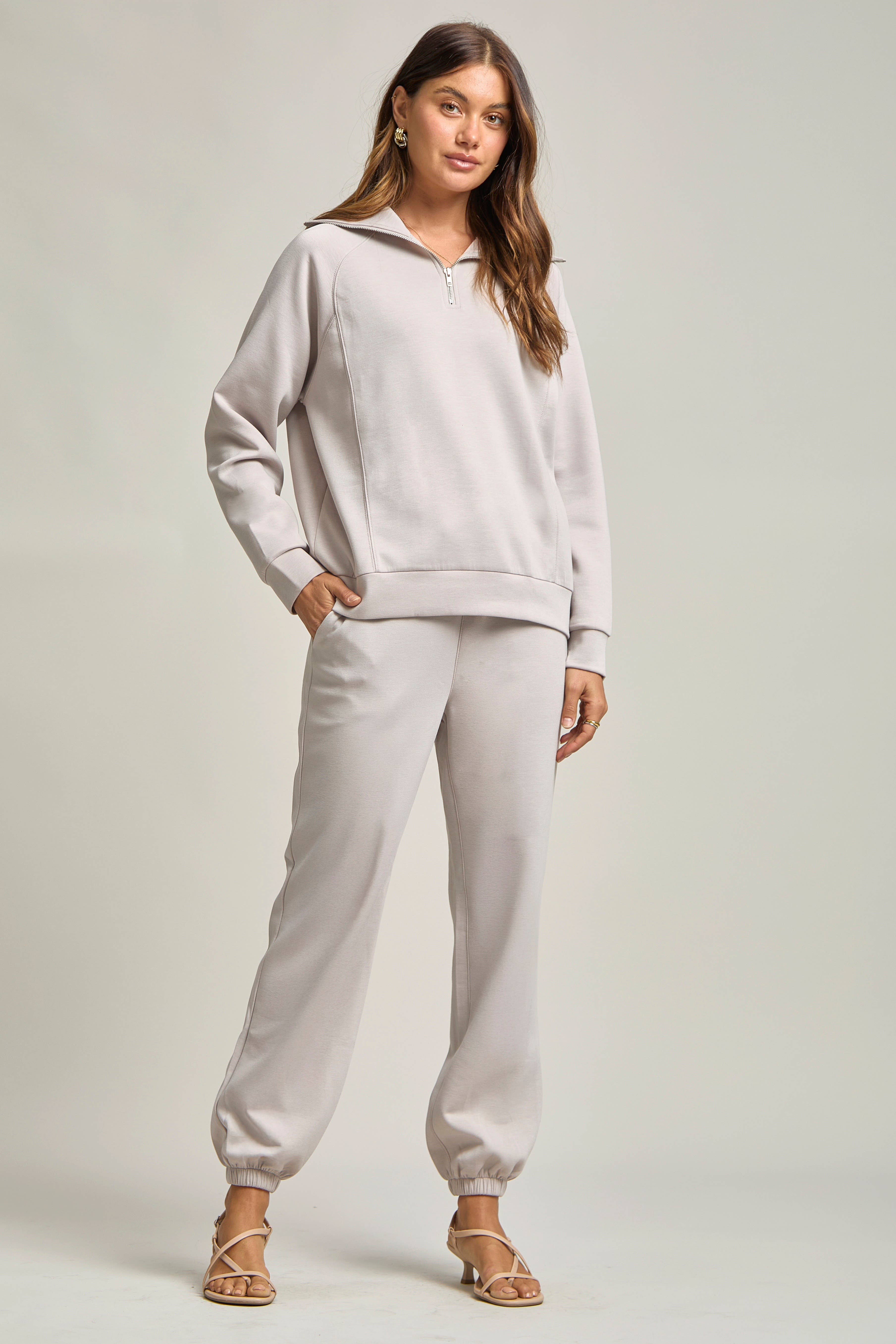 Dear Scarlett – Großhandel Loungewear-Set – Damen – Reiseset aus Modal-Pullover mit viertelförmigem Reißverschluss und Jogginghose36