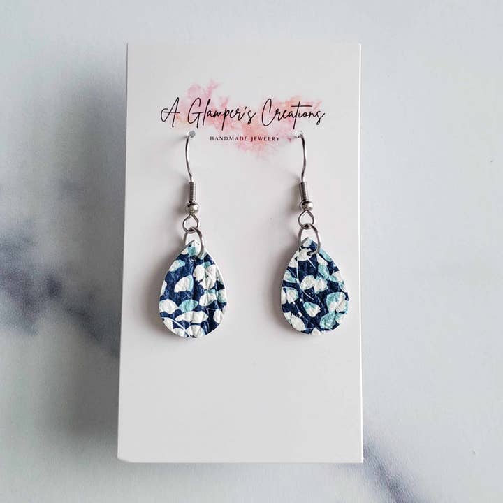 Boucles d'oreilles MINI en cuir en forme de larme à motif floral blanc et bleu pour la vente par A Glamper's Creations LLC