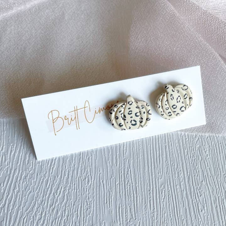 Ohrstecker aus Ton mit Leoparden-Kürbismotiv | Herbst-Styles, handgefertigt für den Großhandel von Britt Cimone