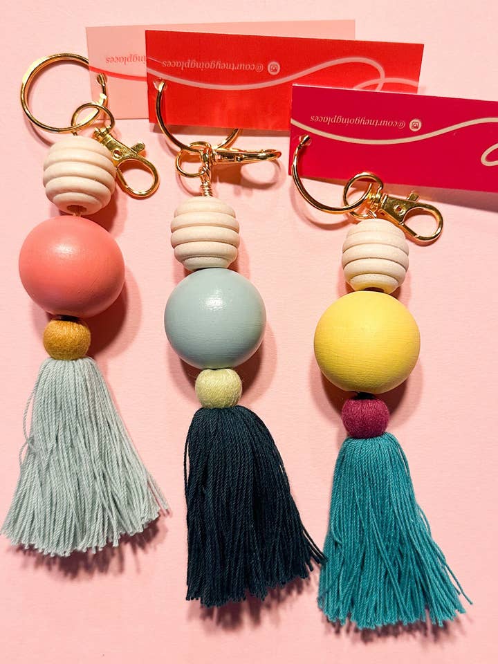 Take Me Places nyckelring | Handmålad pärlnyckelring + tofs för wholesale av Courtney Going Places