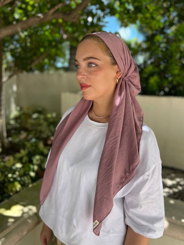 Prune satinée mate CLASSIC PRETIED (avec poignée en velours) pour la vente par The Scarf Bar