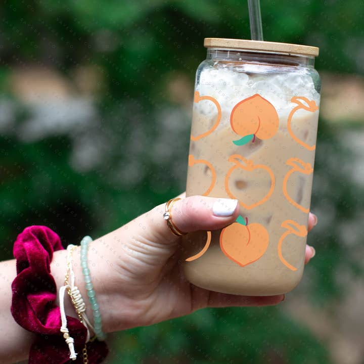 Tasse en verre Pretty Peach 16 oz avec couvercle en bambou et paille #100119 pour la vente par Sayers & Co.