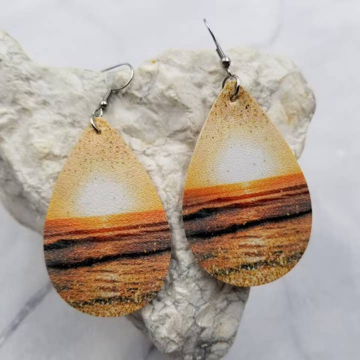 Trykte øreringe med strandkant i læder for engroshandel hos The Pretty Jewellery