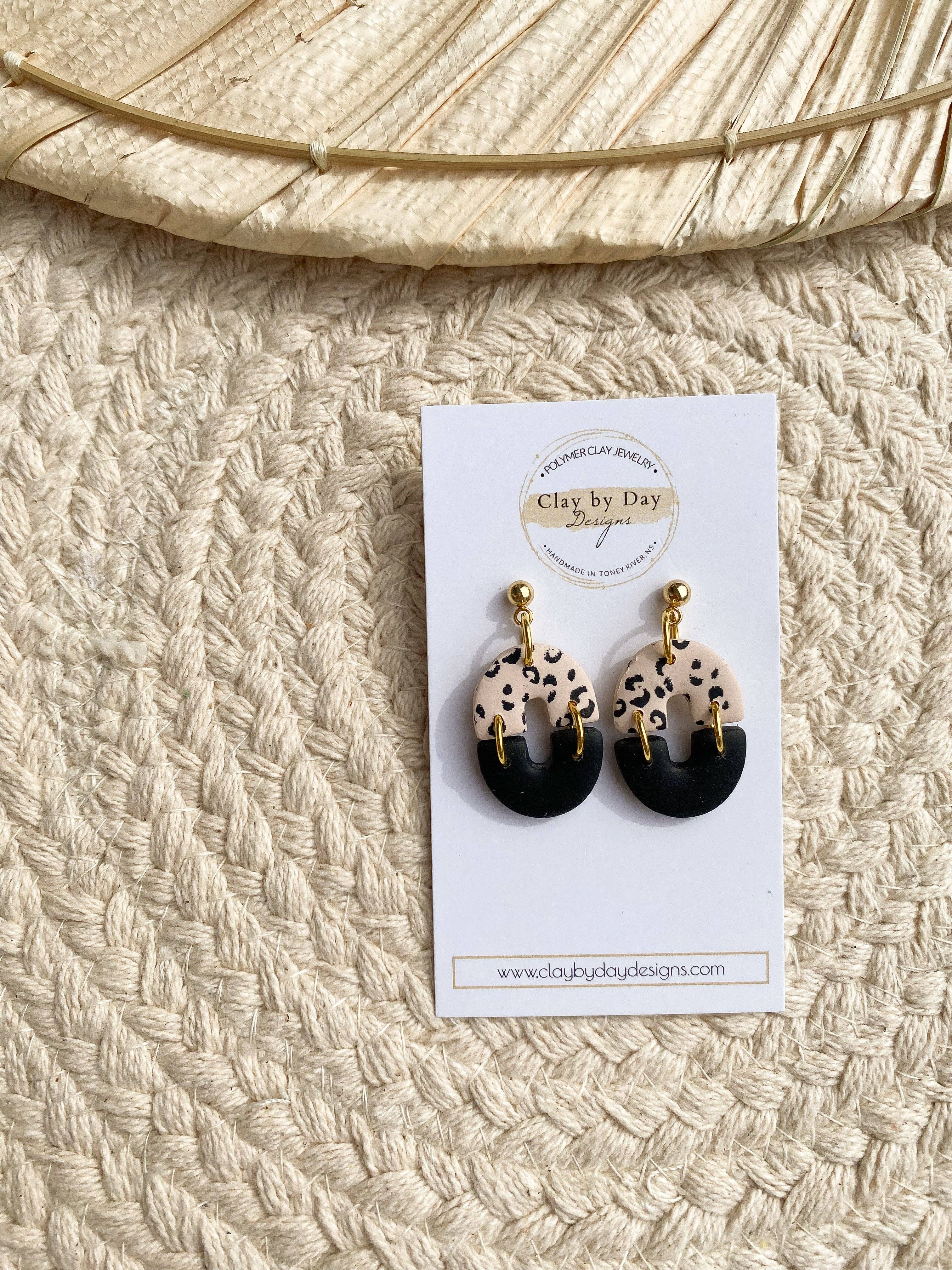 Clay by Day Designs – Engroshandel Hængeøreringe og creoløreringe – Lille Leopardprint dingle1