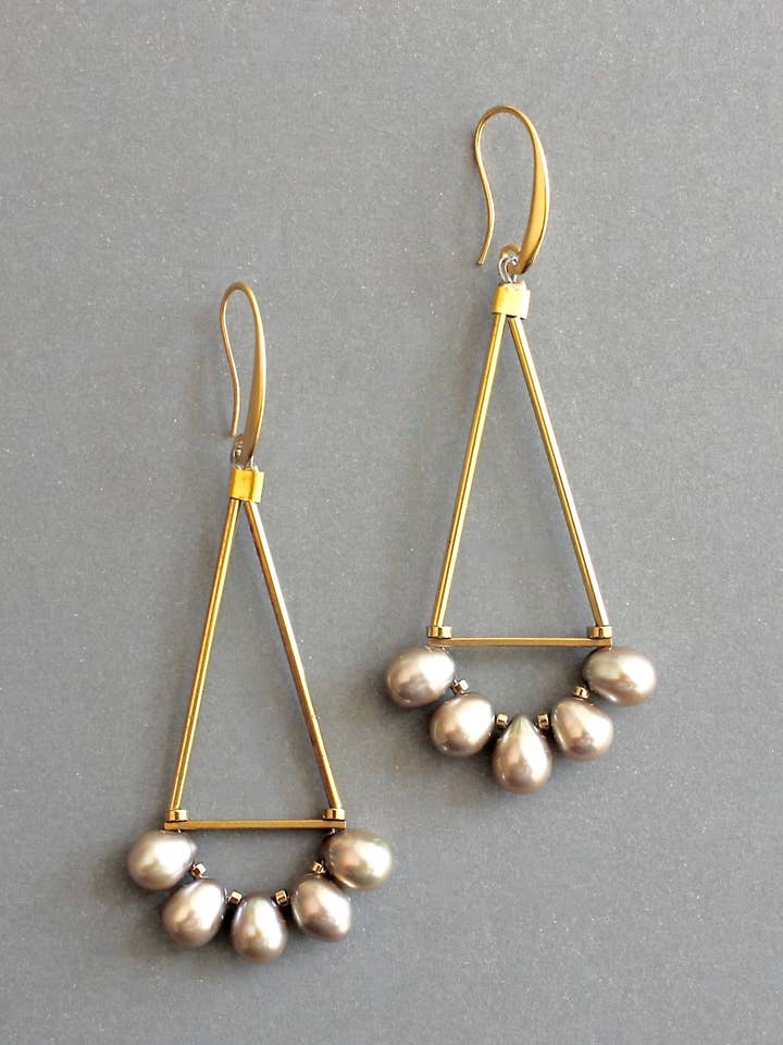 ISLE40 Ferskvandsperle geometriske øreringe for engroshandel hos David Aubrey Jewelry