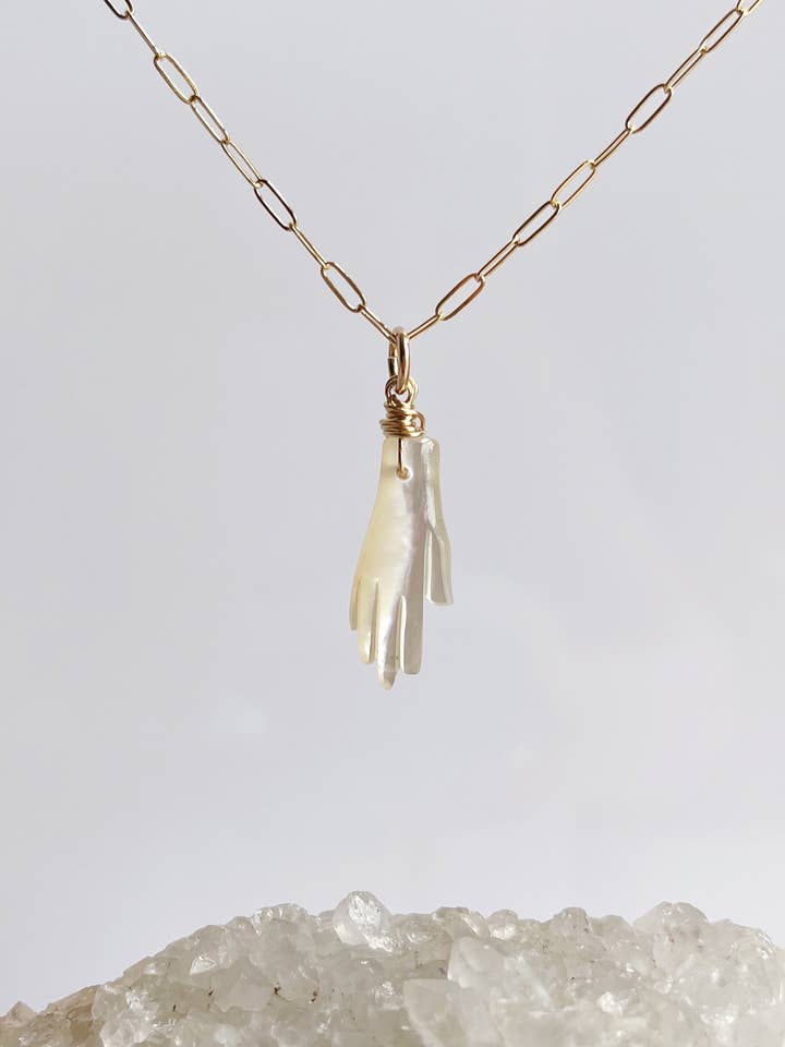 Pärlemor öppen hand Talisman halsband för wholesale av Helen Ethel Jewelry