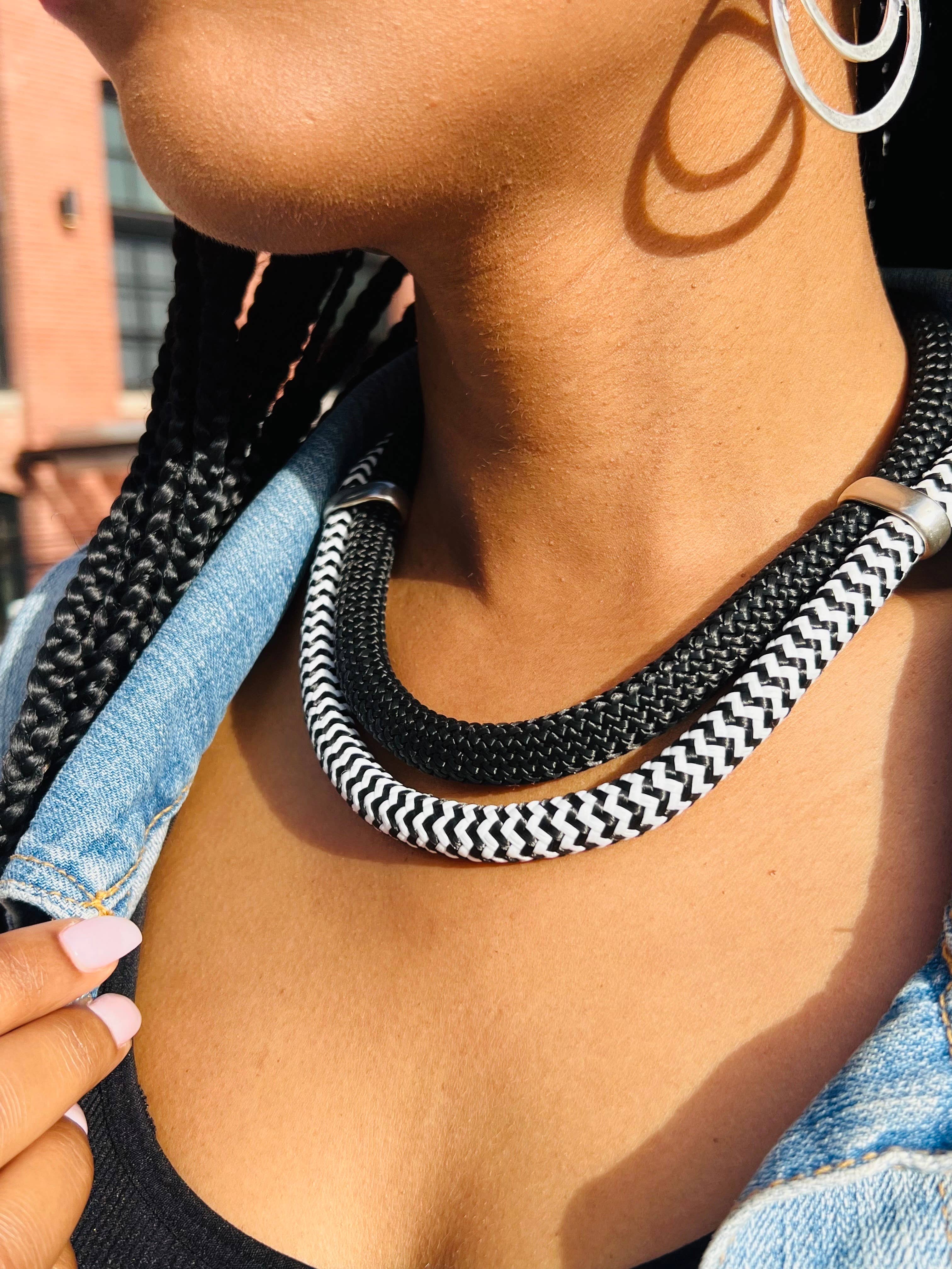 Alter Ego Designs - Vente Colliers plastrons - ILLUMINATE : Collier Ras-du-Cou en Fibre Douce Classique Moderne Rose Fuchsia3