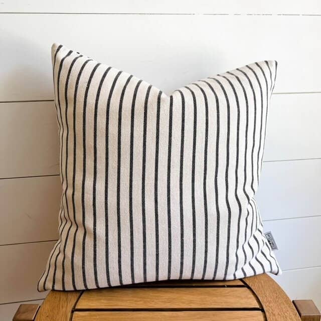 La housse de coussin tissée Claire 18x18 pouces - Tissu texturé haut de gamme pour la vente par Cotton & Crate