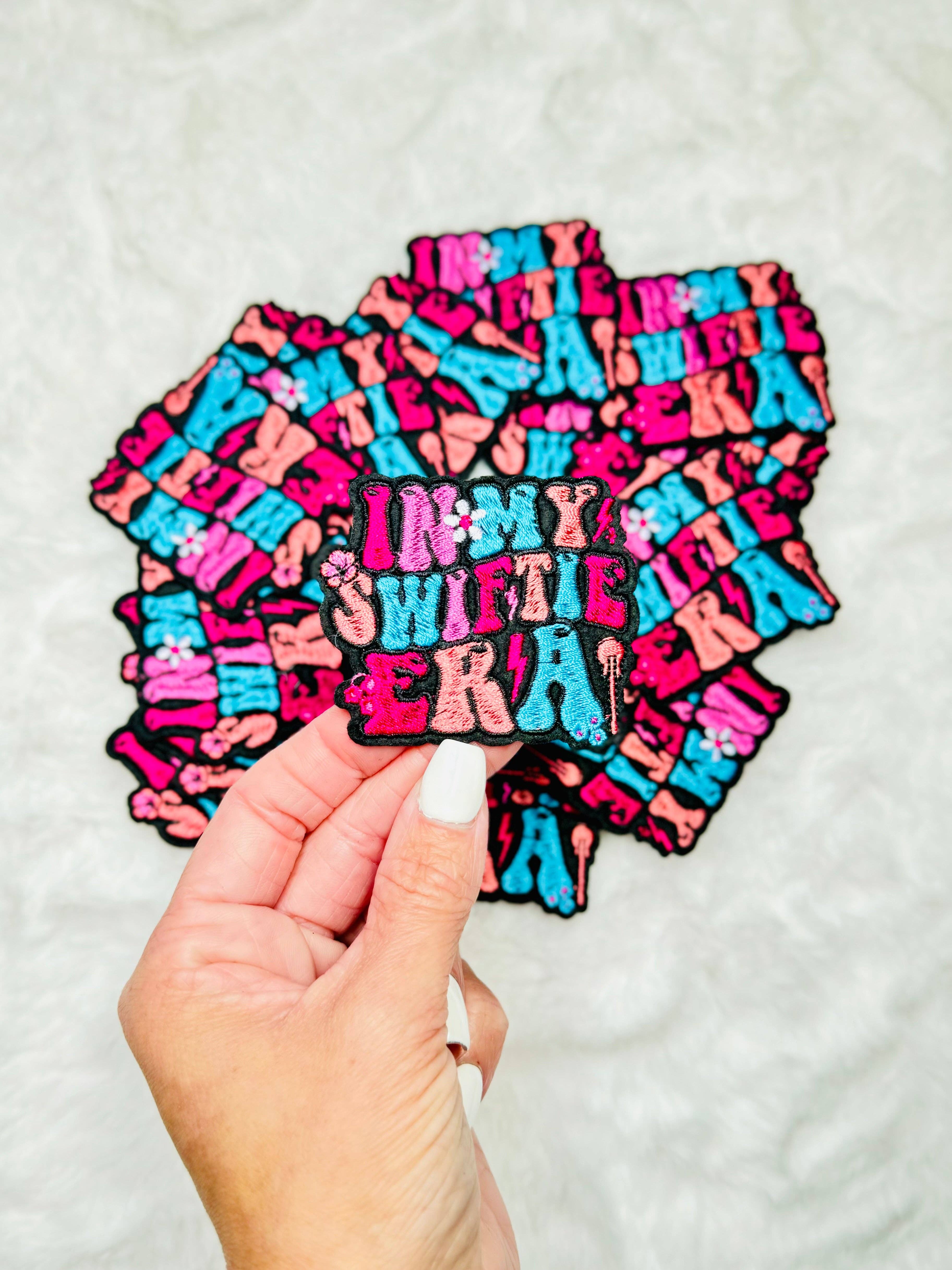 Magen Made Designs – Großhandel Aufnäher – Gestickter Aufnäher in My Swiftie Era1